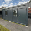 Conteneur Isolé de 6 x 3 mètres avec Toilettes et Cuisine RAL 7016