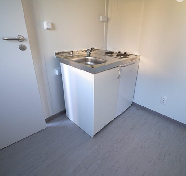 Conteneur Isolé de 6 x 3 mètres avec Toilettes et Cuisine RAL 7016