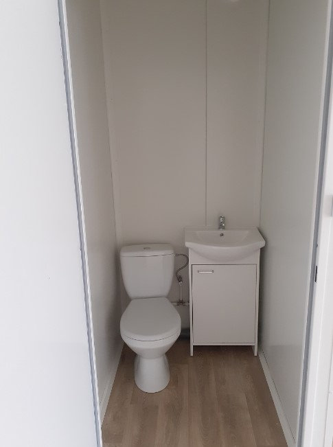 Conteneur de bureau commercial 18 m2 avec toilettes