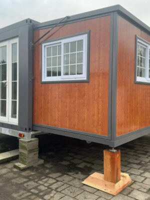 Mini-maison avec deux chambres et cuisine sur roulotte