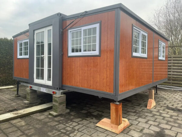 Mini-maison avec deux chambres et cuisine sur roulotte