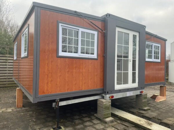 Mini-maison avec deux chambres et cuisine sur roulotte