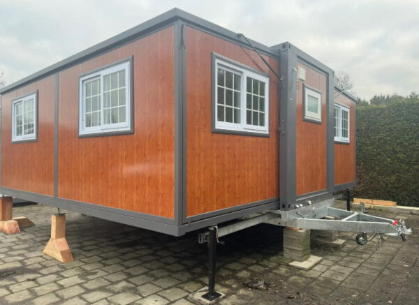 Mini-maison avec deux chambres et cuisine sur roulotte