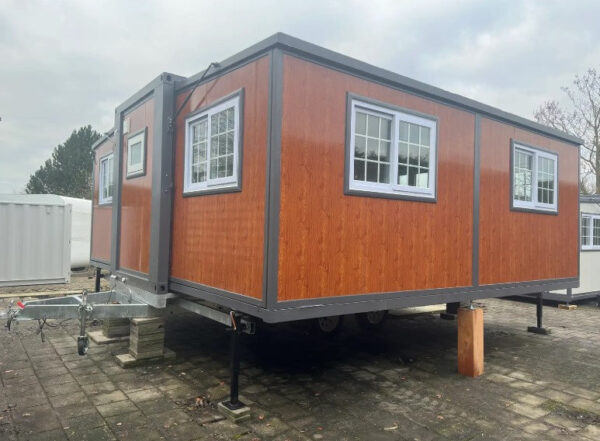 Mini-maison avec deux chambres et cuisine sur roulotte