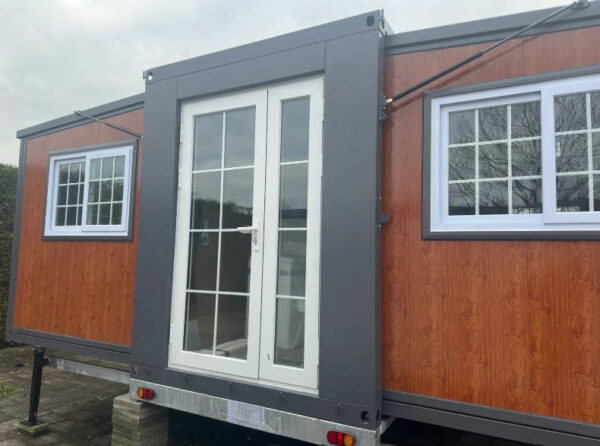 Mini-maison avec deux chambres et cuisine sur roulotte