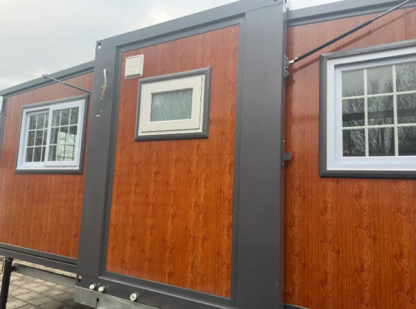 Mini-maison avec deux chambres et cuisine sur roulotte