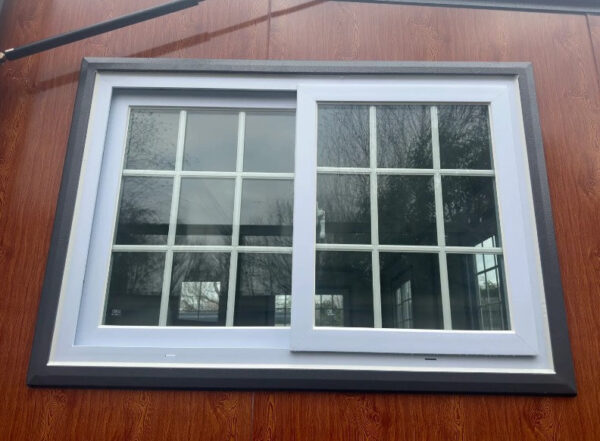 Mini-maison avec deux chambres et cuisine sur roulotte